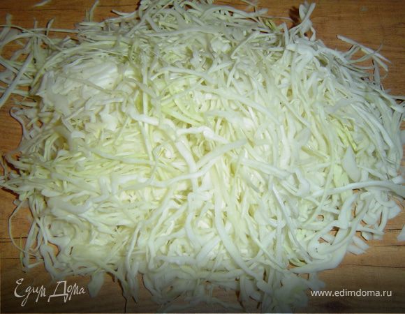 Капусту нашинковать и обжарить до готовности на растительном масле, с добавлением рубленого чеснока . 
В конце приготовления добавить зеленый горошек и мелко нарезанный перец. Посолите по вкусу. Вот капуста и готова!
       Приятного аппетита!