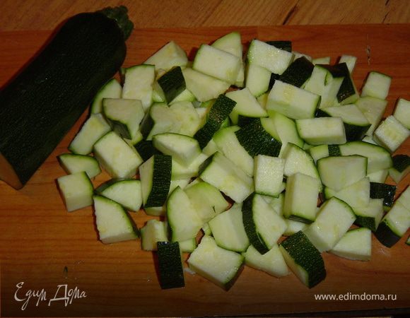 Лук очистите и мелко нашинкуйте. 
Разведите крахмал небольшим количеством холодной воды, добавьте в него соевый соус, нашинкованный лук и хорошо перемешайте. 
Кабачки вымойте и нарежьте кубиками или ромбиками толщиной около 1 см. Чеснок мелко нарежьте и раздавите вилкой. 
Нагрейте сковороду с растительным маслом, обжарьте кабачки, после чего залейте их приготовленной заправкой и тщательно перемешайте. Тушите еще 2 -3 минуты. В конце добавьте измельченный чеснок. 
Это блюдо можно подавать  как самостоятельное блюдо. 
              Приятного аппетита!