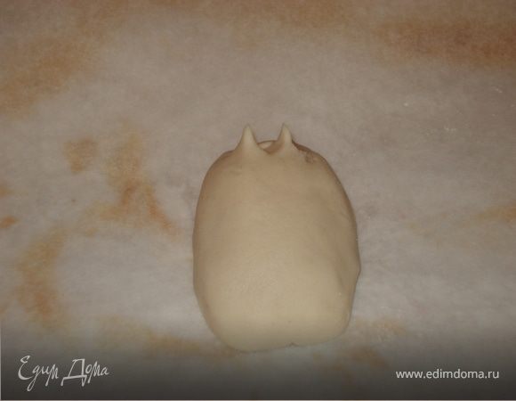 Начинаем работу с замешивания теста,для чего хорошо перемешиваем муку,сахар,соль,к смеси добавляем воду и растительное масло,и вымешиваем до однородной массы.Как тесто будет готово,начинаем процесс изготовления "рака".Первым делом вылепливаем панцирь.Все детали выкладываем и соединяем на пергаментной бумаге,чтобы в дальнейшем было легче его запекать и раскрашивать.