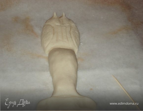 Теперь из кусочка теста вылепливаем "хвост" рака и при помощи воды прикрепляем его к "панцирю".