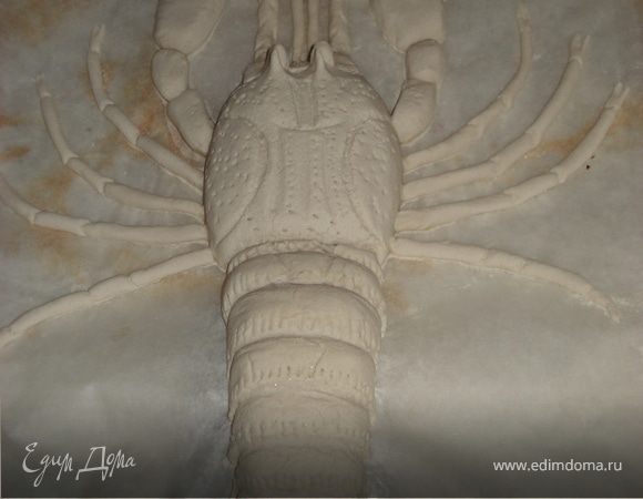 Заканчиваем лепку рака усиками-антеннами и глазами.Теперь смазываем "рака" желтком и отправляем в духовку,выпекаем при температуре 170 гр. 20-25 мин.