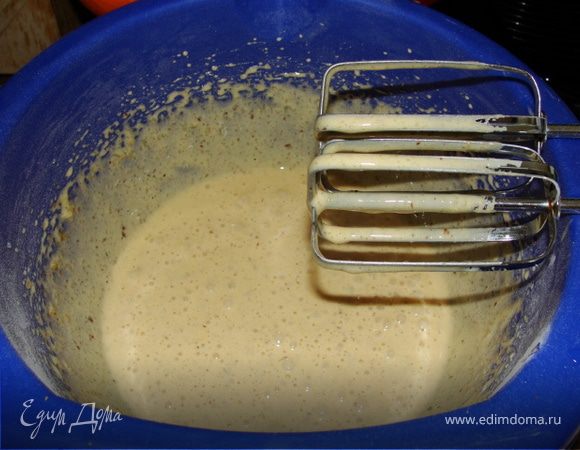 Добавить все ингредиенты сразу к яйцам и тщательно взбить их миксером.