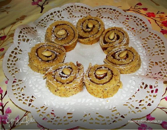 Предварительно смазать бумагу для выпечки сливочным маслом(чтобы тесто ещё лучше отходило от бумаги при свертывании рулета). Вылить тесто на противень, застеленный бумагой для выпечки и разровнять.
Поставить в предварительно разогретую духовку(175 градусов) и выпекать 5 минут.