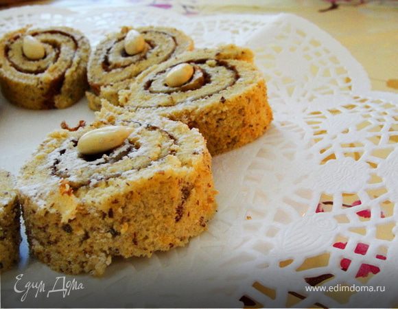 Вынимаем наш готовый рулет из духовки, посыпаем ещё горячий сахарной пудрой и смазываем любимым вареньем. Сворачиваем аккуратно наш рулет, посыпаем сахарной пудрой и режем на кусочки, украшаем. Приятного аппетита!