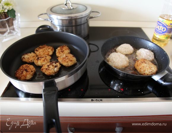 Жарить с двух сторон до образования корочки, затем переложить в чистую сковороду,добавить немного масла,и сметаны,залить небольшим кол-м воды и тушить на медленном огне 10-15 мин.