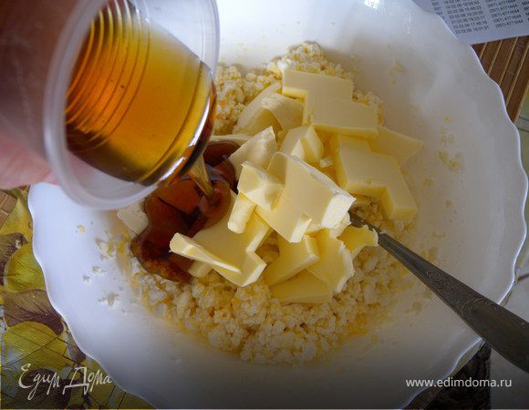 Замесить тесто. Тут нужно вообще масло растерать с мукой. Творог протирать через сито... желтки с сахаром и т.д. Но мне не хотелось возиться с этим... Я сделала по другому... Все соединила, маргарин и масло порезала ножом. 