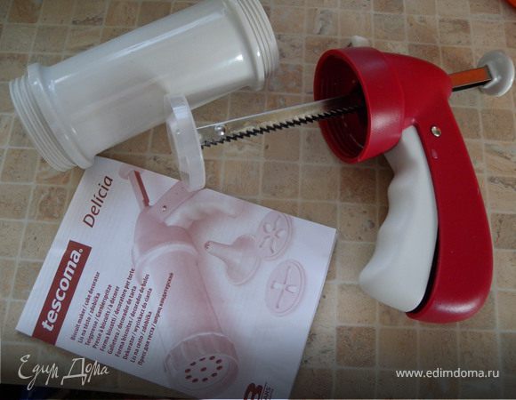 Потом перемешала все ложкой. Тесто достаточно липкое и мягкое. Если вы будете готовить печенье формочками и раскатывать скалкой - придется добавить еще муки. Но мы собрались печенько делать прессом для теста...