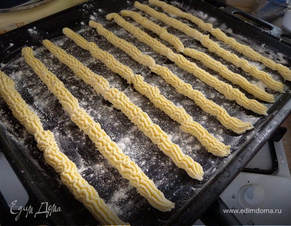 В тесто я добавила (уже после мясорубки) растительного масла, чтобы оно легче выскакивало со шприца... и мы принялись "давить" наших гусеничек...