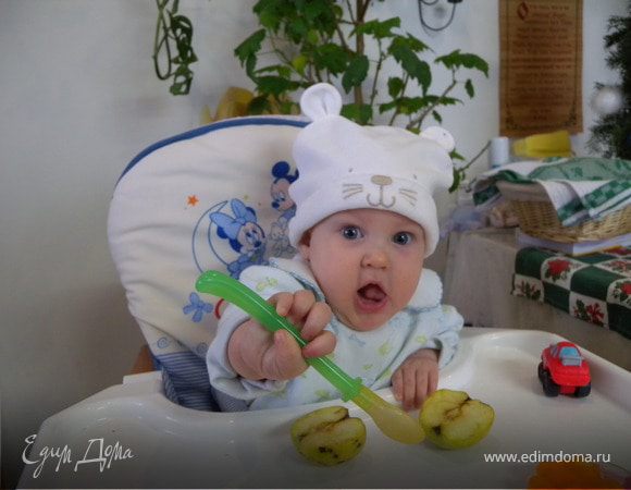 У меня "случайно" закончилась бумага для выпечки, и пришлось противень посыпать мукой, хотя я не сторонник такого... Выпекать при 200 градусах около 7-10 минут до "золота". Печеньки растут где-то в полтора раза...
Посуда досталась Дианке (я ей не призналась, что у меня есть третья помощница под именем Аристон...)...