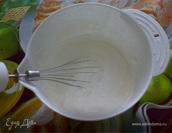 Отделить желтки от белков.Взбить миксером на самой маленькой скорости белки без сахара, затем увеличить скорость и взбивать белки до крепкой пены. Затем постепенно ввести 0.5ст. сахара и взбить до тех пор, чтобы белки не растекались и не выпадали из миски при наклоне.