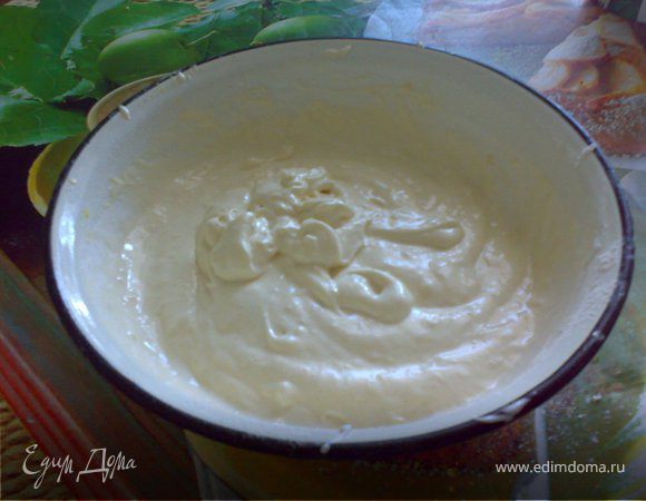 Просеем через сито  муку с разрыхлителем в миску с желтково-белковой массой, аккуратно перемешаем ложкой по направлению снизу-вверх.