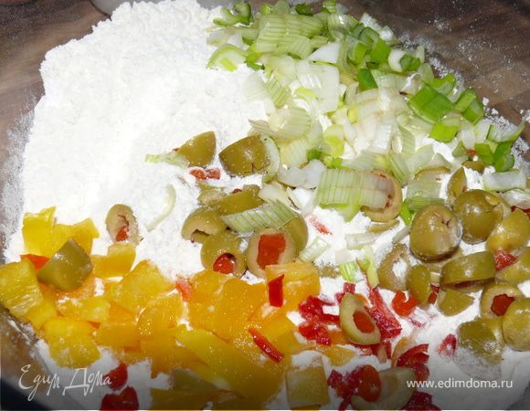 Порубить лук,оливки,перцы.Смешать муку с разрыхлителем + все сухие ингридиенты.Добавить яйцо,молоко,размешать,выложить в формочки и выпекать около 20 мин
