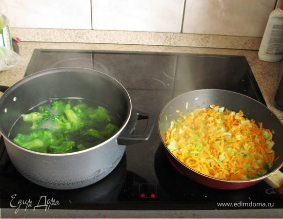 Чистим морковь и картошку, натираем их на крупной терке. Чистим лук, мелко его режем и обжариваем на оливковом масле. Через минуту добавляем морковь и картофель. Брокколи варим в подсоленной воде.