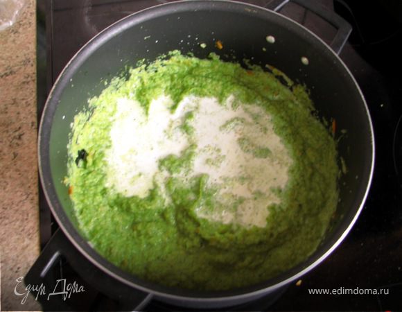 Измельчаем смесь в блендере или прямо в кастрюле (в зависимости от технической подготовки твоей кухни). В процессе превращения овощей в пюре добавляем сливки, соль перец, оливковое масло, овощной бульон - вобщем занимаемся творчеством:)