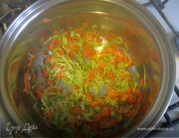 Лук режем кольцами, морковь и картофель - кубиками.
Кастрюлю с толстым дном ставим на огонь, наливаем оливковое масло и обжариваем в нем лук и морковь, заливаем водой (примерно 2л), доводим до кипения кидаем картофель, варим до полуготовности, тонкой струйкой засыпаем манку, варим, добавляем фасоль, соль, специи по-вкусу.
