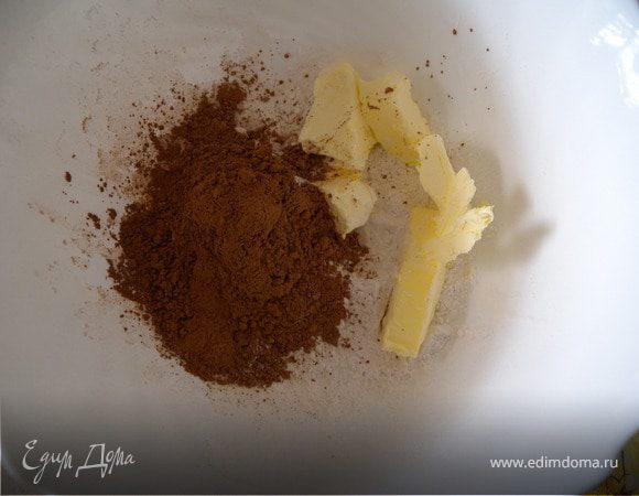 Я количество ингредиентов уменьшила в 5 раз. В итоге у меня получилось 13 печенек, хотя можно было порезать на 20 штучек... Просеять крахмал, муку, сахар и какао. Растереть с натертым (или порезанным) маргарином. 