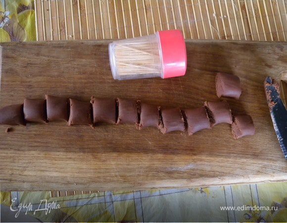 Раскатать колбаской. Порезать (я порезала на 13, но можно было и на 20. Это с теста уменьшенного количества ингредиентов).