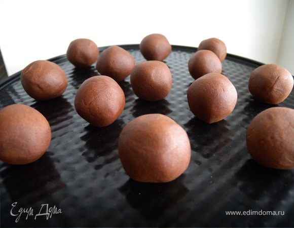 Сформировать шарики размером с маааааленький грецкий орех или большой фундук в скорлупе.