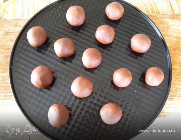 Уложить на противень смазанный маслом и посынанный мукой (или просто на пергамент). Я выпекала на дне разъёмной формы (оно у меня противопригарное и я ничем не смазывала)...