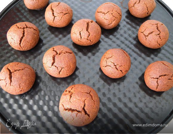 Выпекать при 200С около 10 минут. Главное не передержать. Тяжело конечно определить, ведь они черные. Они сильно потрескаются. Но на ощупь будут очень мягкими. Но когда остынут - отвердеют. 