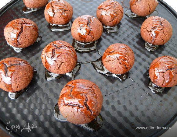 Вытянуть с духовки и ложечкой переложить на блюдо. Еще горячими полить сиропом. Небольшими порциями (по треть ложечки на штучку) впитало - еще полить...и так раза три-четыре...