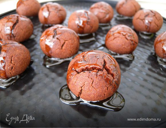 Печенье получается хрупким... рекомендую вам есть его тоже ложечкой по целой штучке на укус... ручки будут чистыми... Я конечно же ела руками и облизывала пальчики... Приятного аппетита...