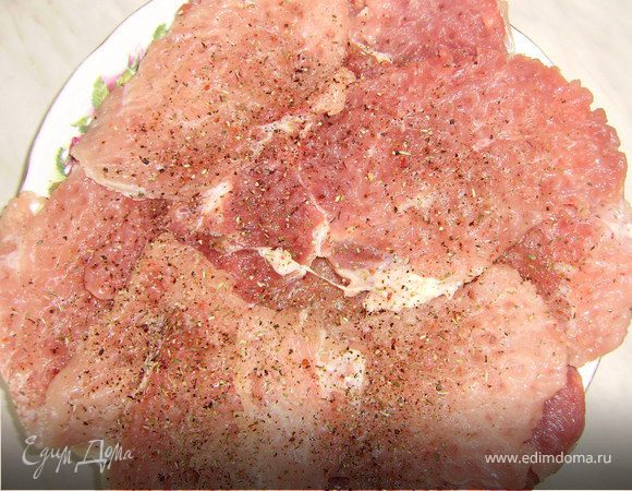 Готовим рулетики: Мясо промыть, обсушить и нарезать тонко как на отбивные.. Хорошо отбить... Посолить, поперчить и присыпать приправой "итальянские травы".. Завернуть в пищевую пленку и поставить в холодильник на 15 минут...