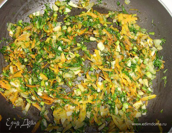 И пассировать на большом огне на оливковом масле несколько минут...пока лук не станент прозрачным..