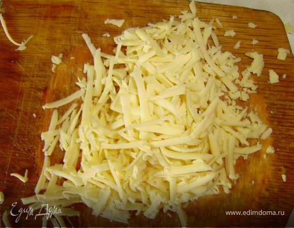 Сыр натереть на крупной терке..