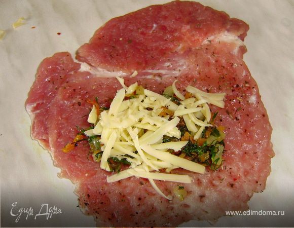 Теперь берем кусочки мяса и на каждый кусочек накладываем одну столовую ложку поджарки и горсть сыра и заворачиваем в трубочку...