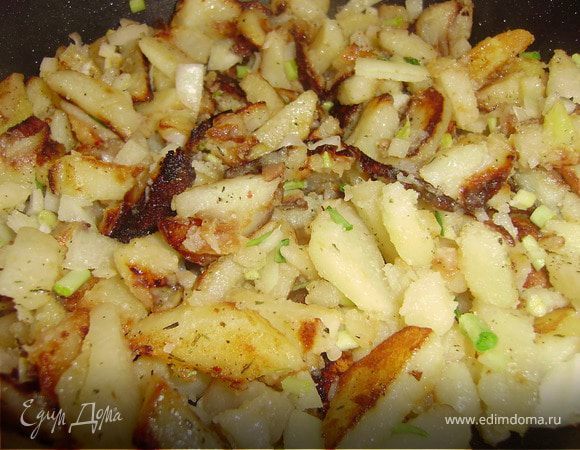 Готовим гарнир:
Картофель чистим , моем и нарезаем длинными брусочками.. и обжариваем на сильно разогретой сковороде на оливковом масле до полуготовности.. Затем солим, перчим, добавляем лук, чеснок, соевый соус и доводим до готовности на среднем огне не накрывая крышкой...