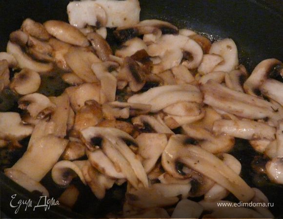 Минуты 3-4 протушить грибы на сливочном масле, отложить отдельно примерно 2 ст.л., в остальные влить молоко и муку и загустить. Вмешать сыр. Немного охладить.