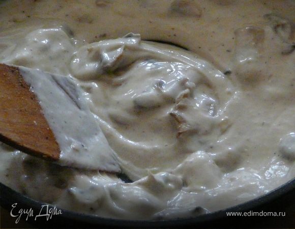 Взбить отдельно белки. Желтки добавить в грибную массу, затем белки.
Духовка 180С.
Смазать формы, наполнить их и поставить формы в емкость с холодной водой. Печь 15-17 минут, охладить. Вынуть из форм. 