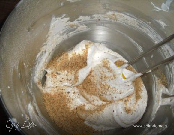 Взбить белок (можно добавить щепотку соли чтобы лучше взбивалось), когда он уже немного загустеет, по одной ложке добавляем сахар. Затем в самом конце добавляем также постепенно мендаль.