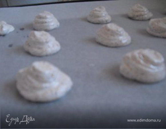 Потом кладём массу в кондитерский мешок и выдавливаем маленькие "зефиринки" на противень валоженный пергаментом. Оставить массу где-то на 1 час, чтобы на макронах появилась корочка. Духовку разогреть на 150 °С и выпекать макроны 12-15 минут, в конце нужно быть повнимательней, так как они не должны получиться коричневыми. 
