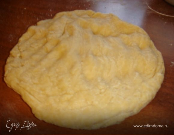 Из яиц и муки замесить тугое тесто, как для пасты, лучше воспользоваться тестомесом. Держать в теплом месте.