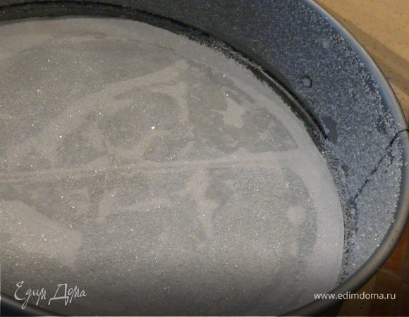 Подготовить разьемную форму- вырезать из бумаги круг, смазать его маслом и посыпать сахаром. 