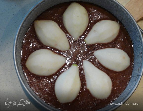 Влить тесто в форму, выложить груши (3,5 получилось).
Печь 40 минут, при подаче можно посыпать сахарной пудрой.