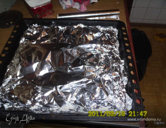 Закрываем противень фольгой 