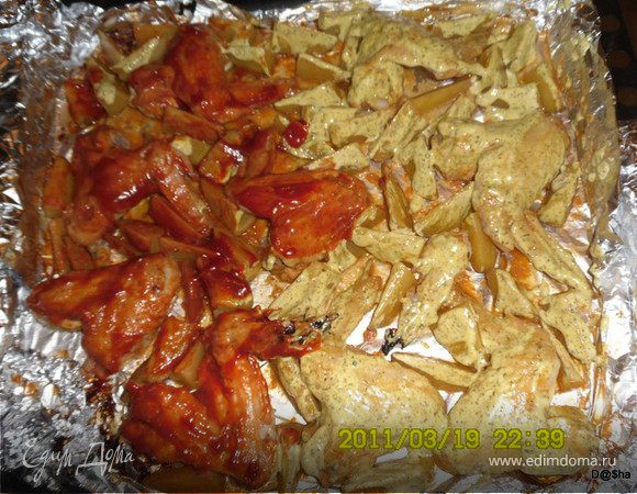 Ставим в духовку минут на 30.За это время готовим заливку в одну тарелку добавляем майонез,базилик,майоран,эстрагон,карри - перемешиваем.В другую тарелку - кетчуп или томатная паста(густая),1-2ч.л.соевого соуса и базилик - перемешиваем. Затем достаем, снимаем фольгу и обмазываем часть майонезной заливкой, часть - томатной. 