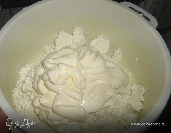 Для начала сделаем крем:
Творог протереть через сито,добавить мягкий сыр и холодные сливки.