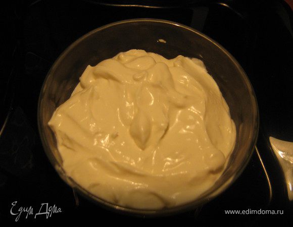 Взбивать массу на малых оборотах до кремообразного состояния.Убрать в холодильник на час.