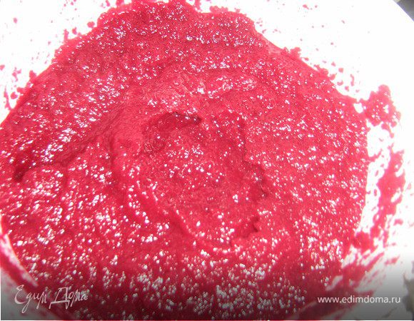 Свеклу очистить,порезать на кусочки,измельчить в пюре с помощью блендера,добавить горчицу,уксус,посолить,поперчить,свекольную массу хорошо перемешать,так же убрать в холодильник.