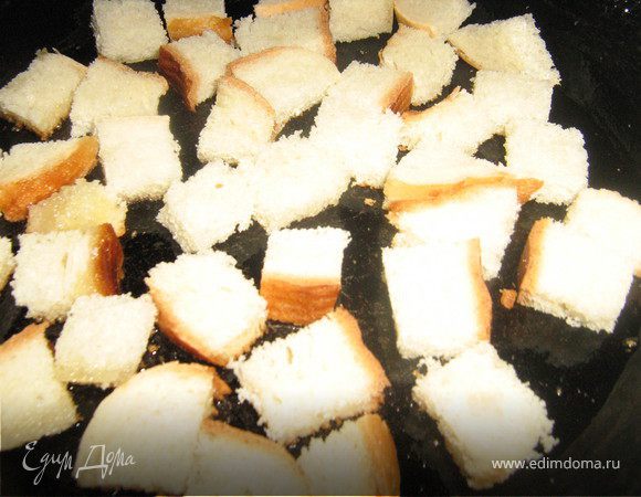 Займёмся крутонами.
Хлеб нарезать кубиками. Чеснок раздавить плоскостью ножа. Разогреть в сковороде масло, обжарить чеснок, 1 мин.