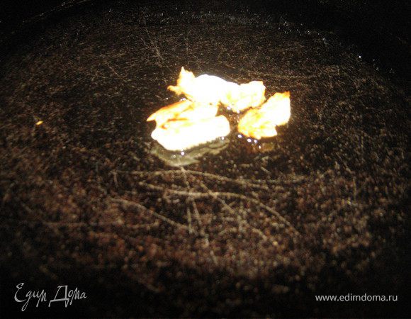 Затем чеснок удалить. Обжарить кубики хлеба со всех сторон до румяной корочки.Дать крутонам не много остыть.