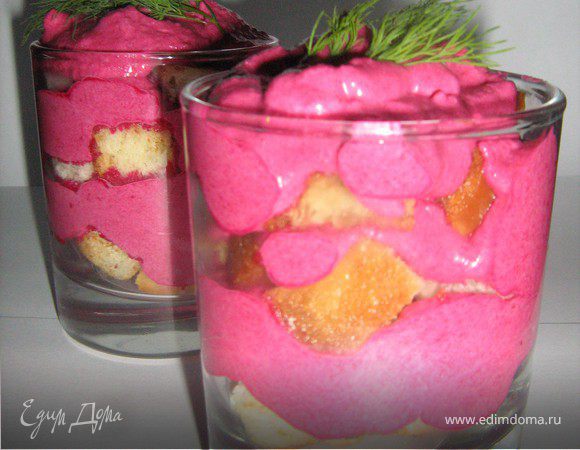 Охлаждённые творожно-сырный крем и свекольное пюре соединить в одной миске и взбить миксером до однородной массы.
в порционные бокалы ли креманки слоями выкладываем-крутоны,свекольно-сырно-творожный крем,опять крутоны и снова крем,украшаем зеленью и подаём.