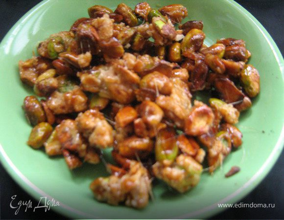 Снять с огня, выложить фисташки на блюдце, дать остыть. 