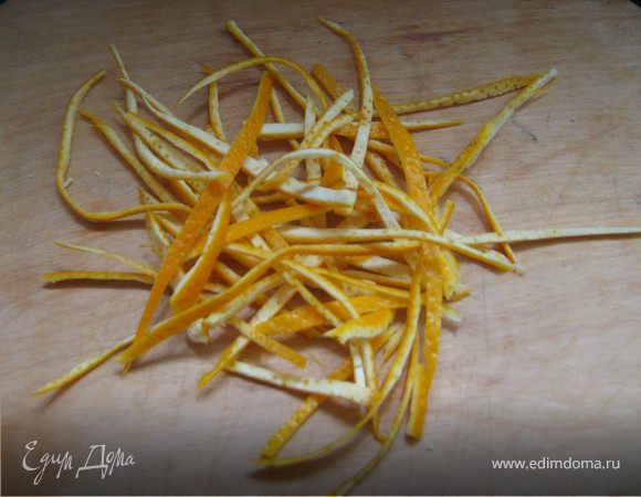 Нарезать цедру  тонкими полосками