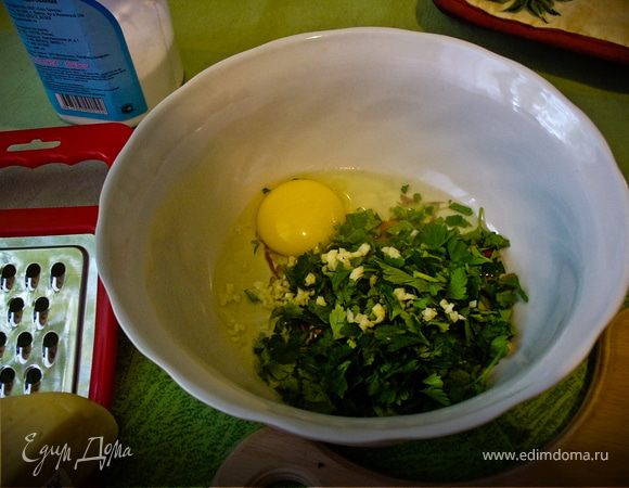 В небольшой кастрюльке (или чашке) хорошенько смешать яйца, желток, чеснок, петрушку, соль, перец и сыр.