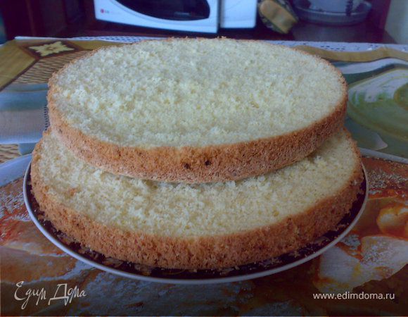 Выдержать бисквит не менее 8 часов, затем разрезать вдоль, чтобы получилось 2 коржа и пропитать сиропом. 